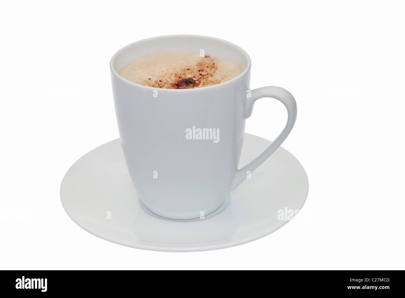 Une tasse de café mousseux dans une tasse et soucoupe blanc isolé sur fond blanc Banque D'Images