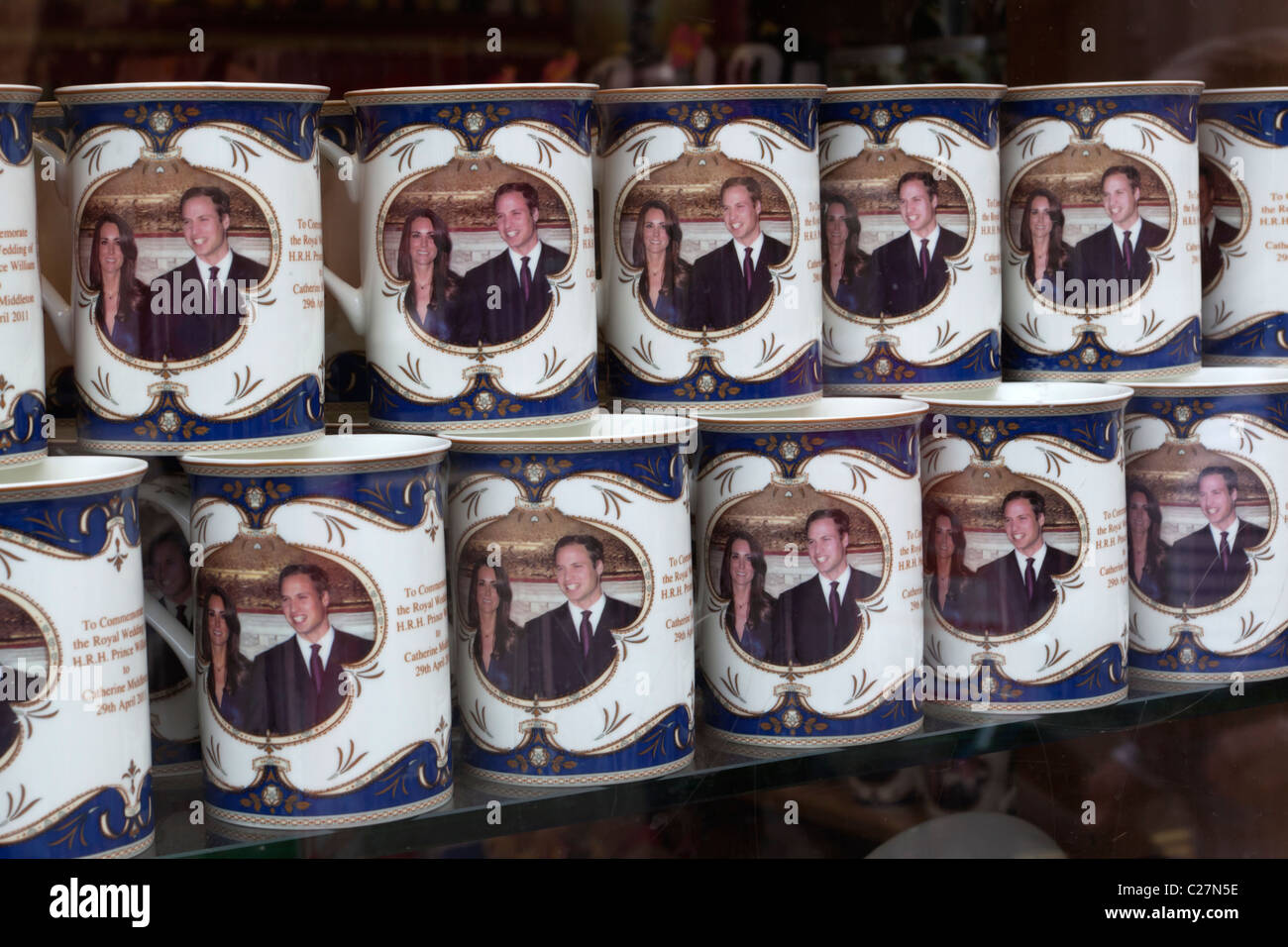 Tasses souvenir pour le mariage royal entre le Prince William et Kate Middleton Banque D'Images