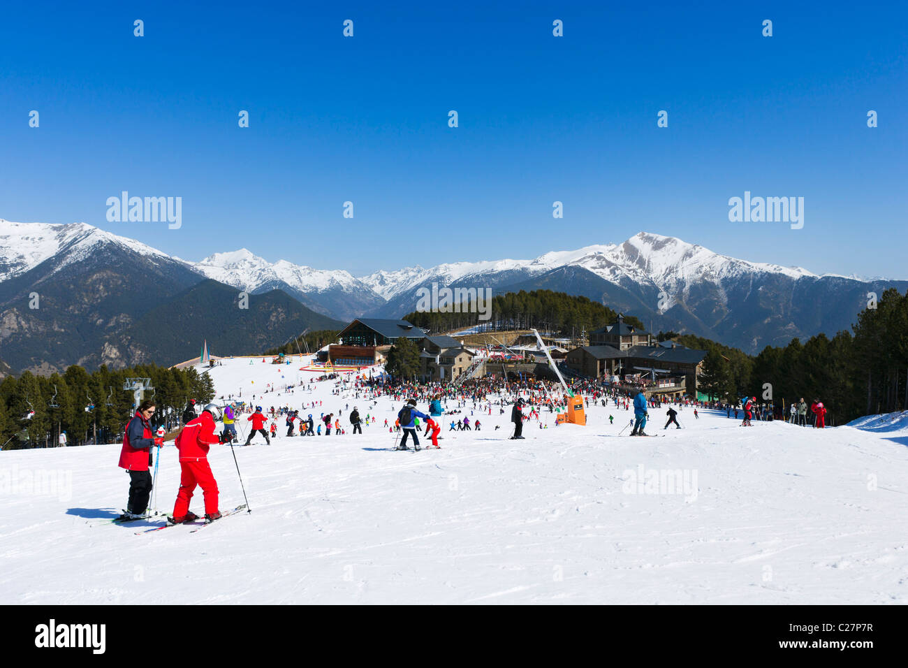 Vue vers le bas les pistes pour Pal, domaine skiable de Vallnord, Andorre Banque D'Images