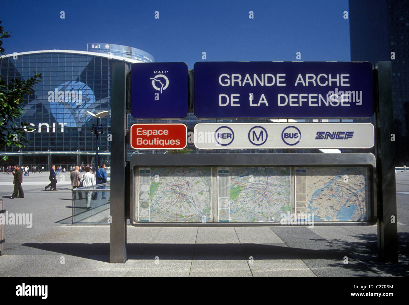 Services de trains et d'autobus à Grande Arche de la Défense Ville de Paris Ile-de-France France Europe Banque D'Images