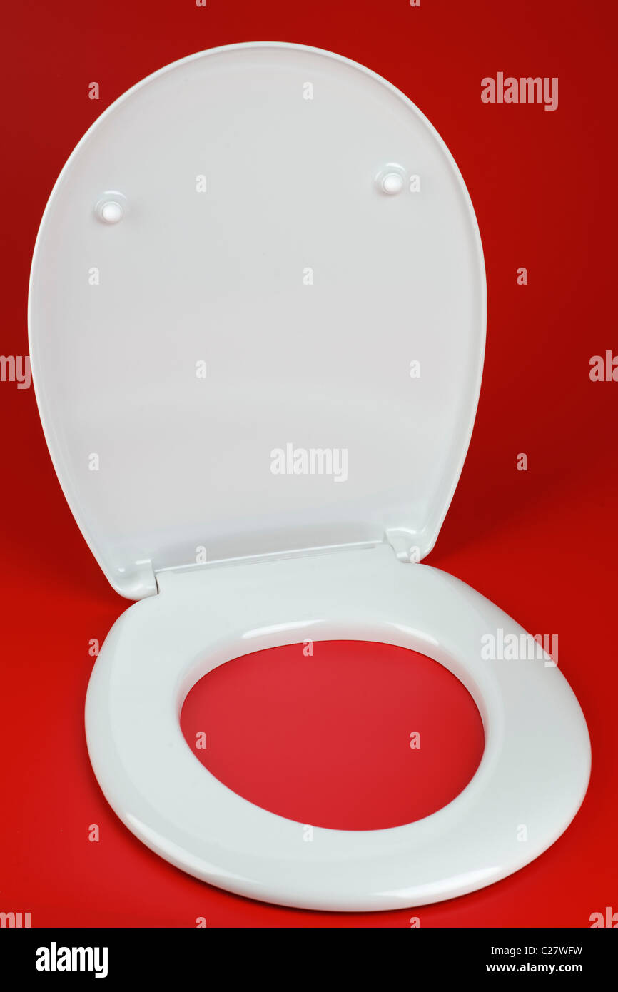 En plastique résistant aux rayures blanches et couvrir de sièges de toilettes Banque D'Images