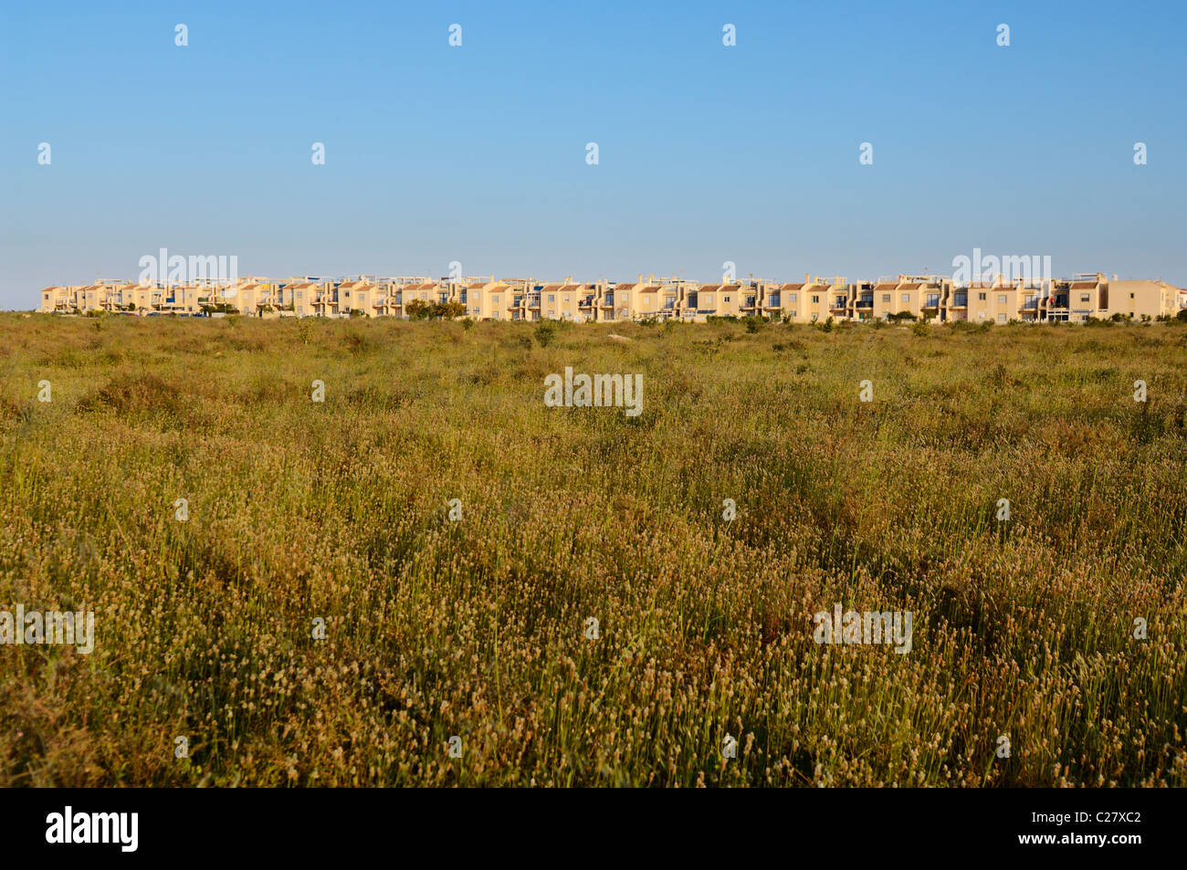 L'étalement urbain sur le bord du Parc Naturel de La Mata, Torrevieja, Alicante Province, Spain. Banque D'Images