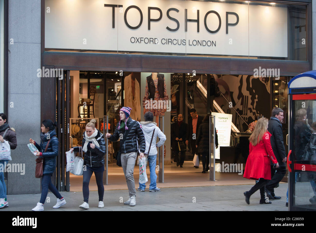Les clients sortant dans le Shop magasin phare, Oxford Street, Londres. Banque D'Images