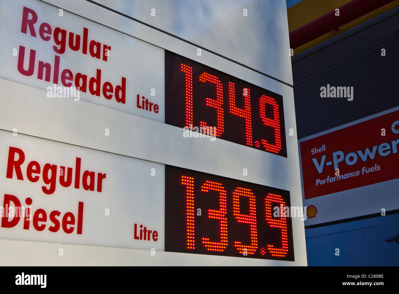 Un panneau affiche le prix de l'essence à 134,9 pence par litre pour l'essence sans plomb. L'extérieur d'un garage Shell à Londres. Banque D'Images
