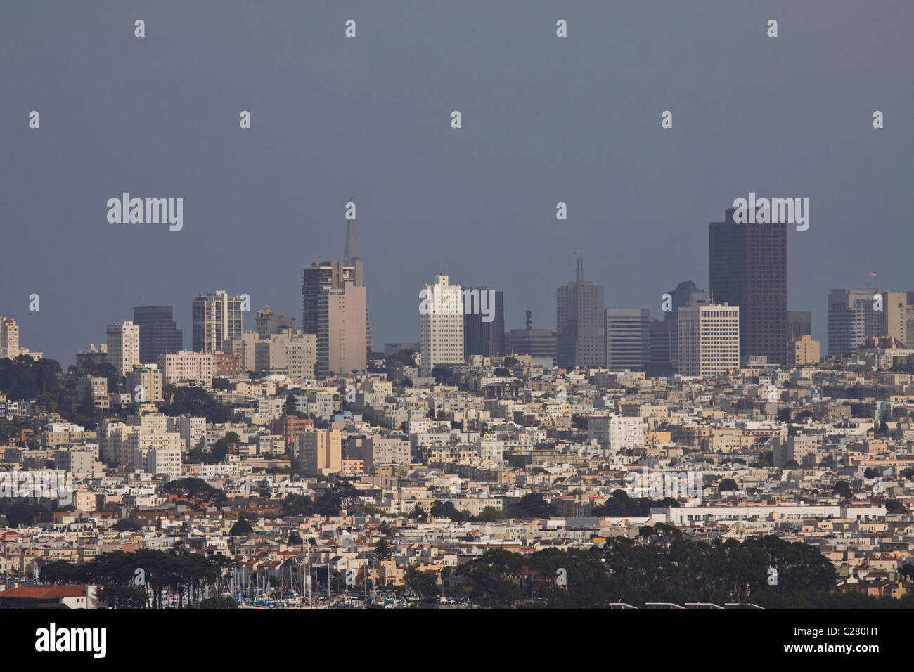 Vue sur San Francisco, Californie, montrant le quartier du port de plaisance et du quartier financier. Banque D'Images
