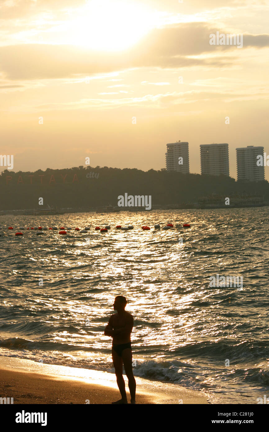 L'homme sur la plage dans le sud de Pattaya en Thaïlande. Banque D'Images