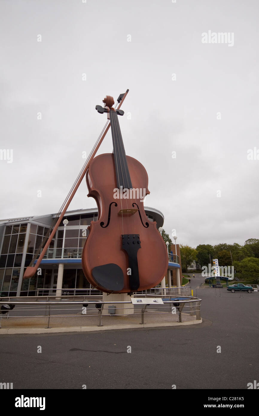 Le grand Violon Ceilidh accueille les visiteurs à Sydney, Cap-Breton, Nouvelle-Écosse, Canada Banque D'Images