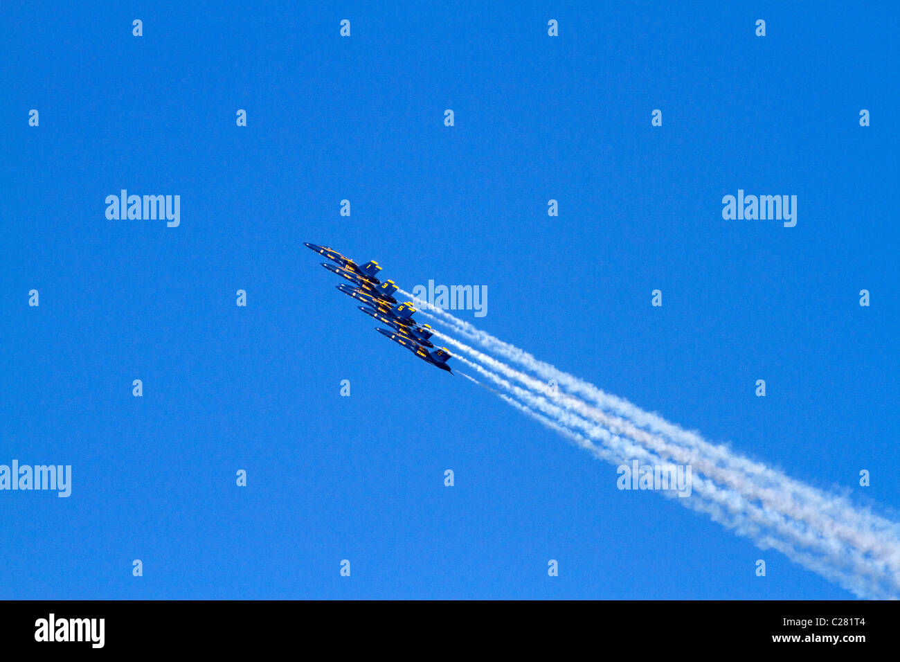 Le Blue Angel F/A-18 Hornet voler en formation au-dessus de Pensacola, Floride, USA. Banque D'Images