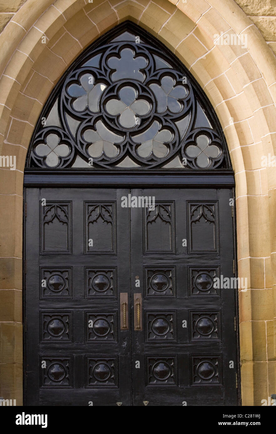 Détails de l'architecture de style gothique noir porte voûtée. Saint Dunstan's Basilica, Charlottetown, Prince Edward Island, Canada Banque D'Images