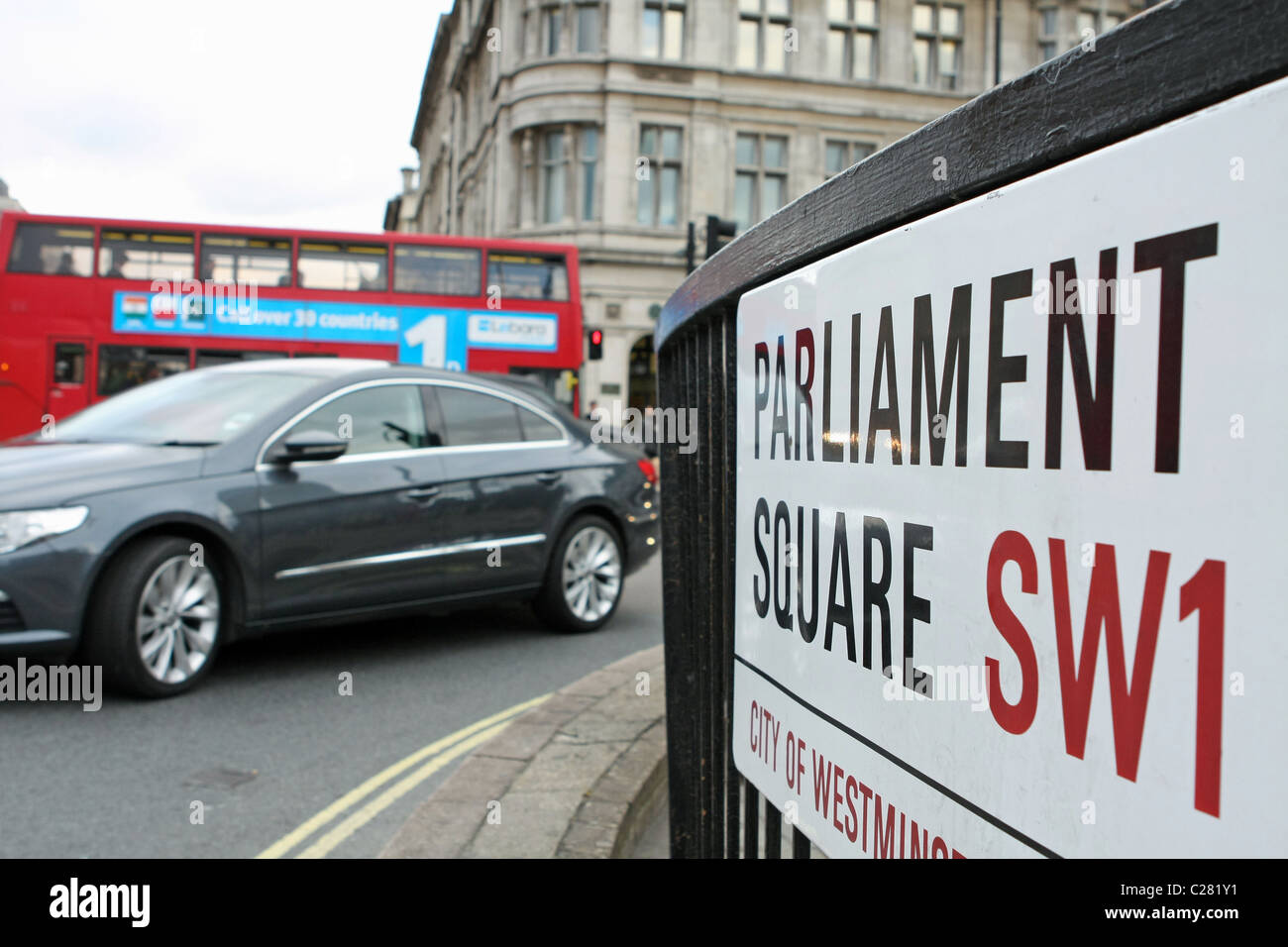 Une voiture roulant à la place du Parlement a adopté un projet de street sign Banque D'Images