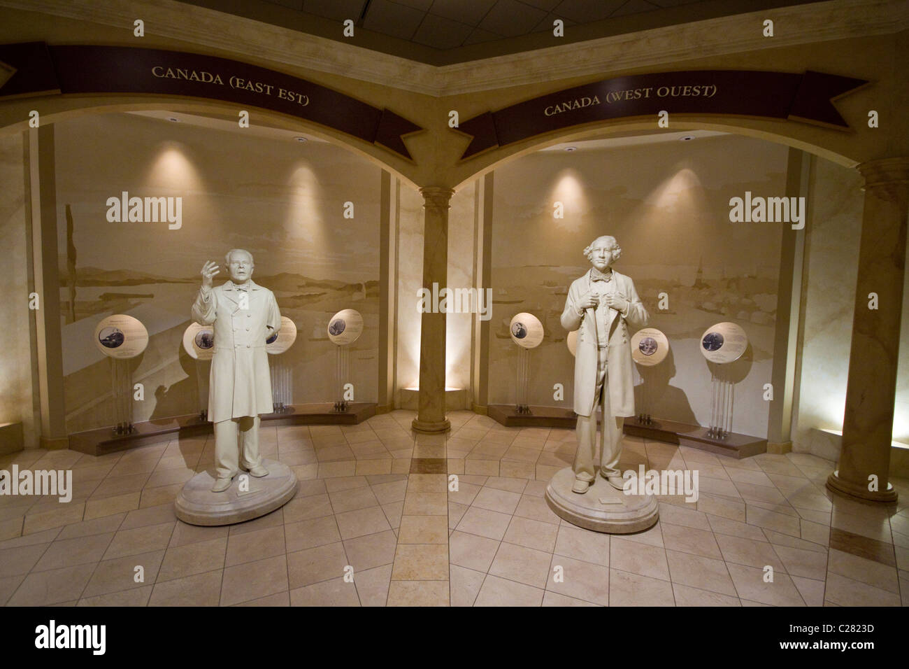 Des statues de fondateurs du Canada à l'intérieur de la Salle des fondateurs, Charlottetown, Prince Edward Island, Canada Banque D'Images