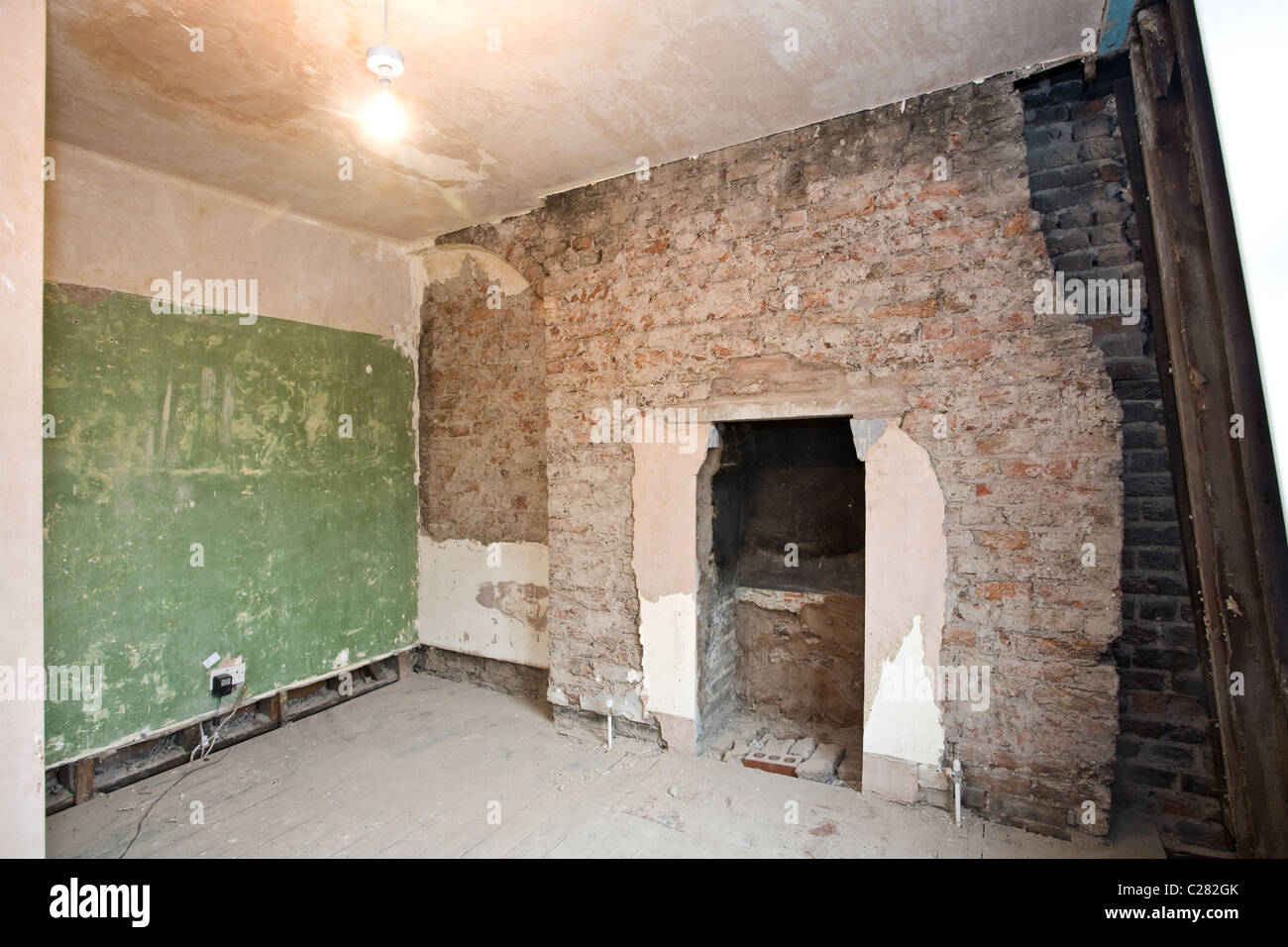 Mur de plâtre, mur en briques apparentes et cheminée dans la chambre en — free download