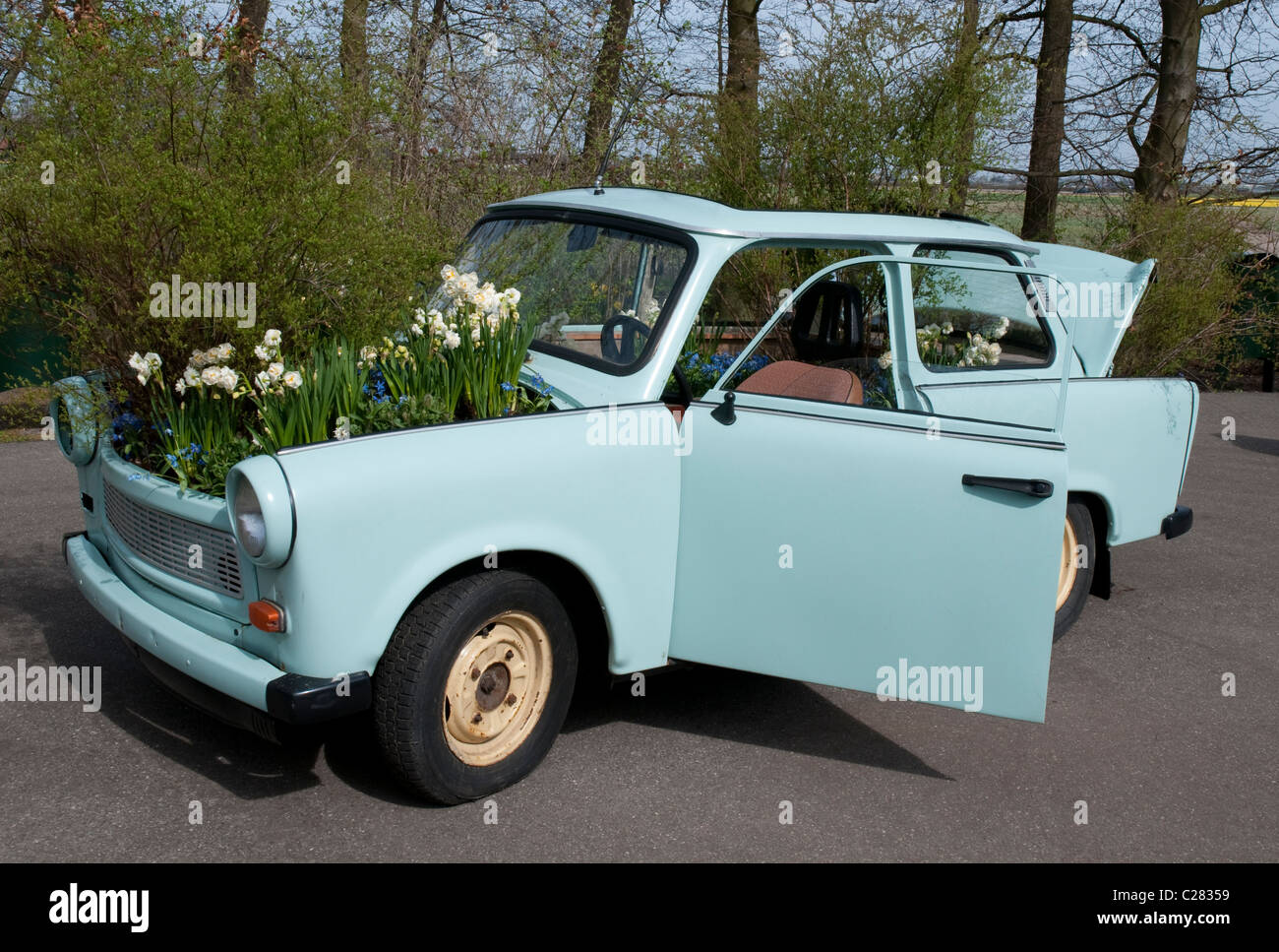 Oldtimer avec fleurs, ausgedientes Blumenschmuck Auto mit, Keukenhof, Hollande, Pays-Bas Banque D'Images