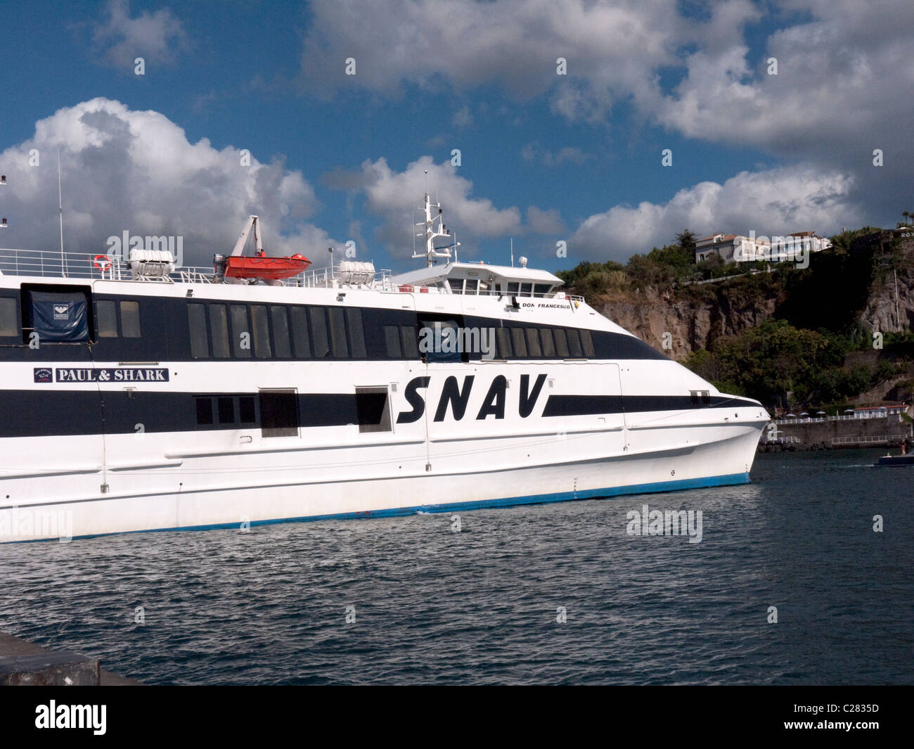 Ferry pour Capri à Marino Piccolo.Sorrento est une petite ville de Campanie, Italie, c'est une destination touristique populaire. Banque D'Images