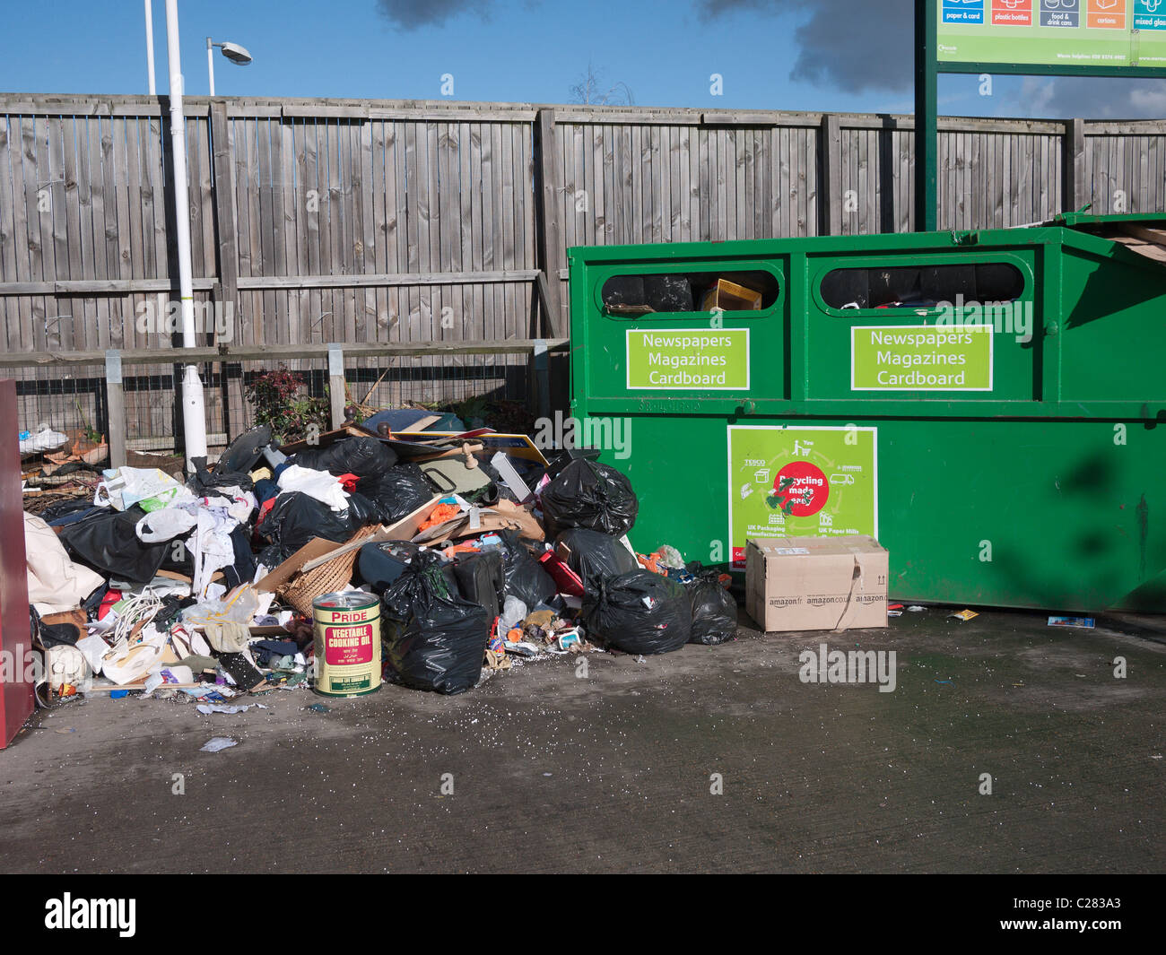 Les décharges sauvages à côté de recyclage dans un supermarché Tesco à New Malden, West London Banque D'Images