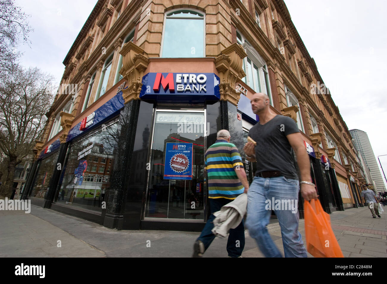 Les piétons passent devant la succursale Metro Bank du centre de Londres Banque D'Images