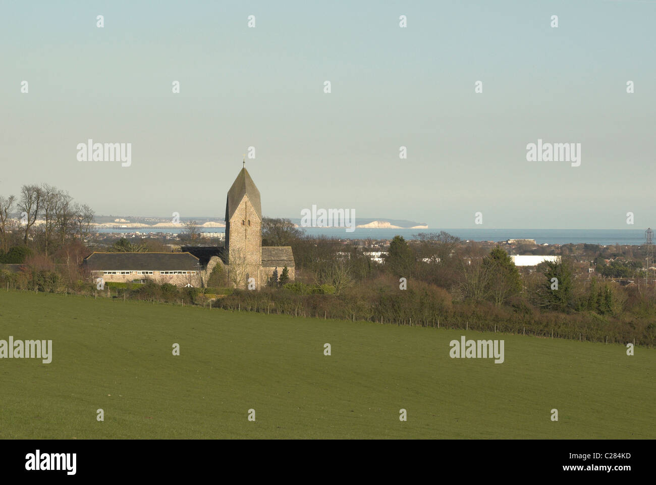 L'Anglo-Saxon Eglise St Mary, Bramber, Sussex, nichées sur les Downs avec la Manche en arrière-plan. Banque D'Images