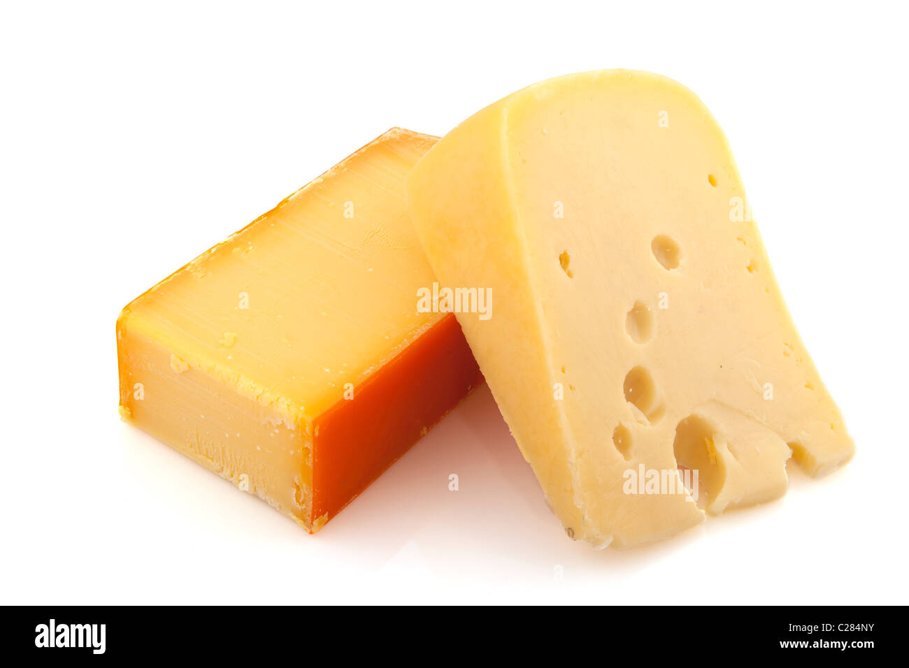 Jeunes et vieux morceaux de fromage en forme de cube Banque D'Images