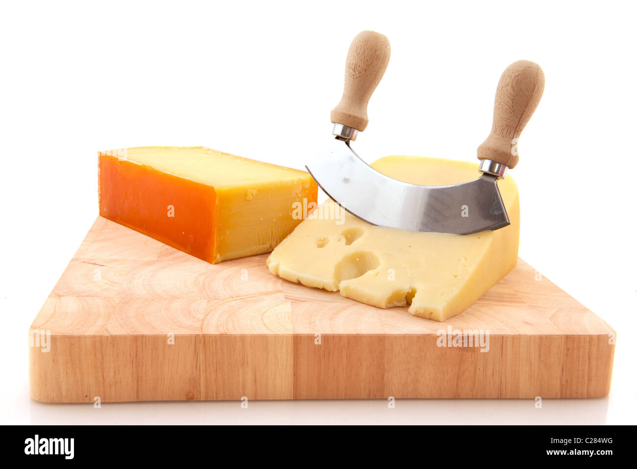 Deux blocs de fromage frais sur le bois en bois Banque D'Images