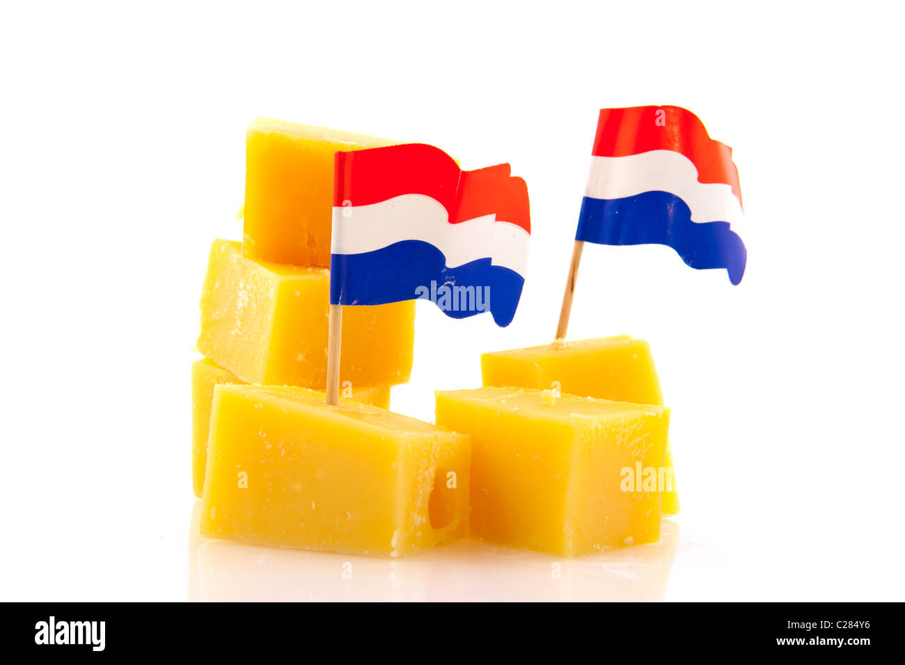 Cubes de fromage hollandais avec drapeau comme snack-isolated over white Banque D'Images