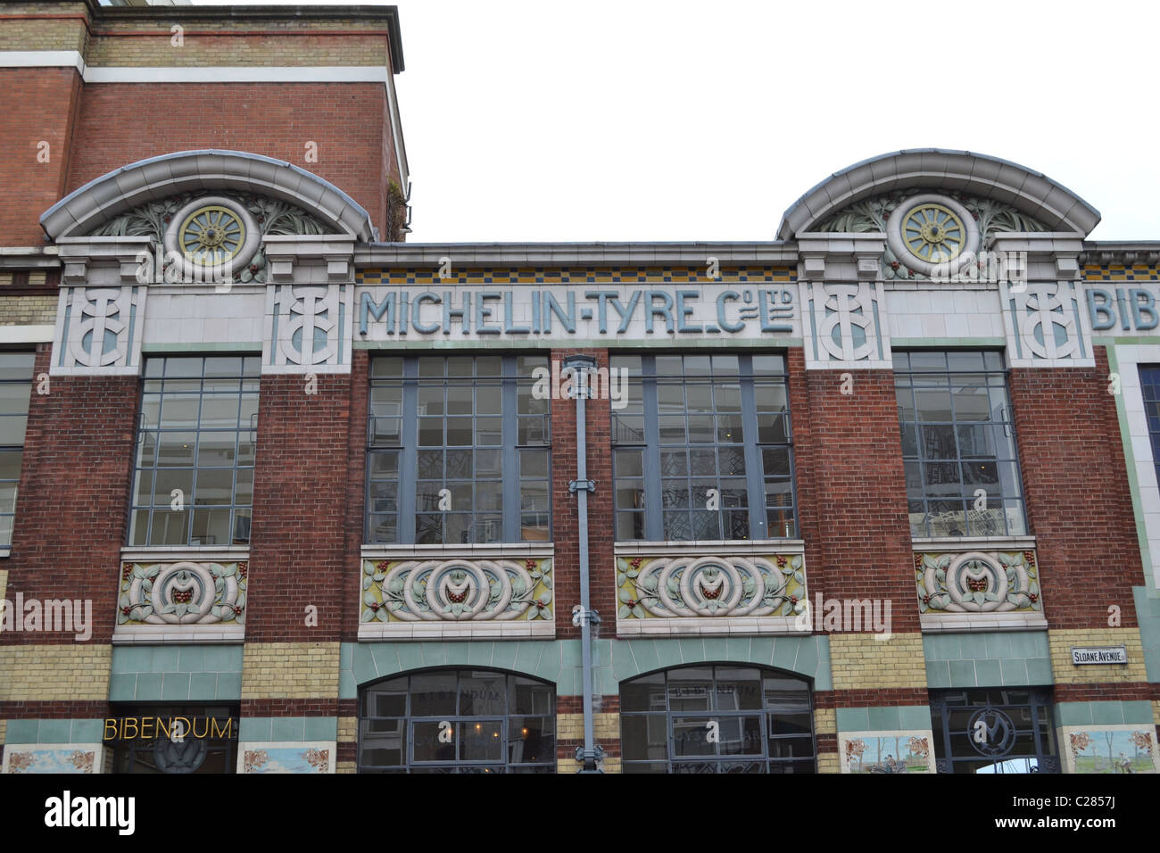 Façade latérale de la "Bibendum" bâtiment, Knightsbridge / South Kensington, London, UK et euro TYRES LUCIS Banque D'Images