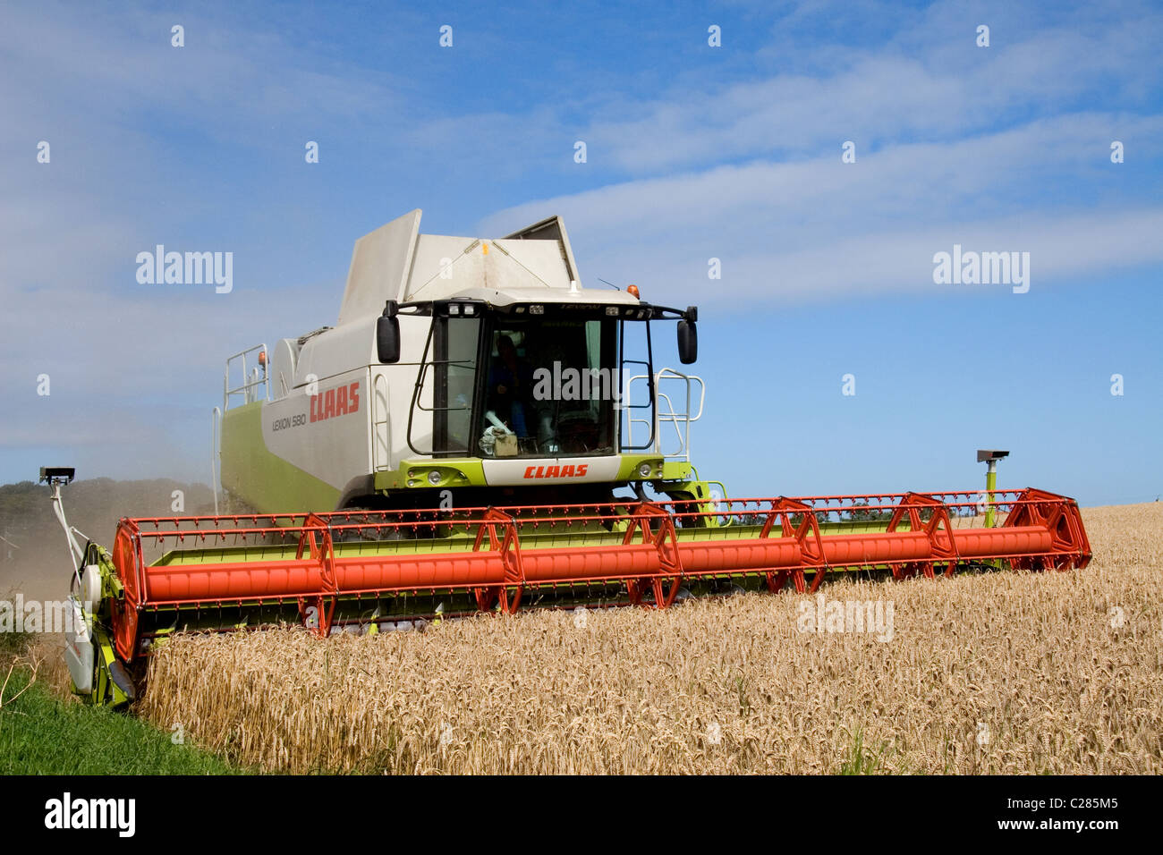 Rendmt Lexion Claas 580 moissonneuse batteuse, la récolte de blé dans les North Norfolk UK. Journée ensoleillée &ciel bleu. Une grande image. Banque D'Images