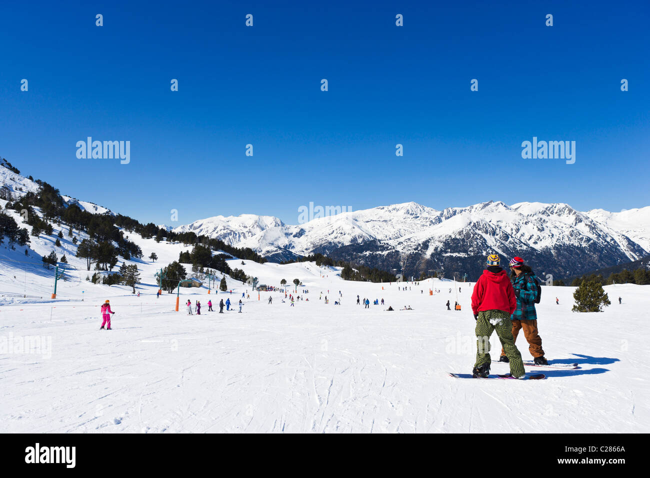 Les planchistes sur les pistes dans le domaine skiable de Espiolets, Grandvalira Soldeu, Andorre, Région Banque D'Images
