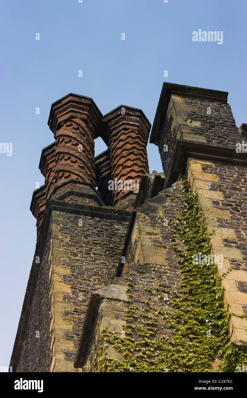 Hautes cheminées décoratives sur Manoir Tudor, Surrey, Angleterre Banque D'Images