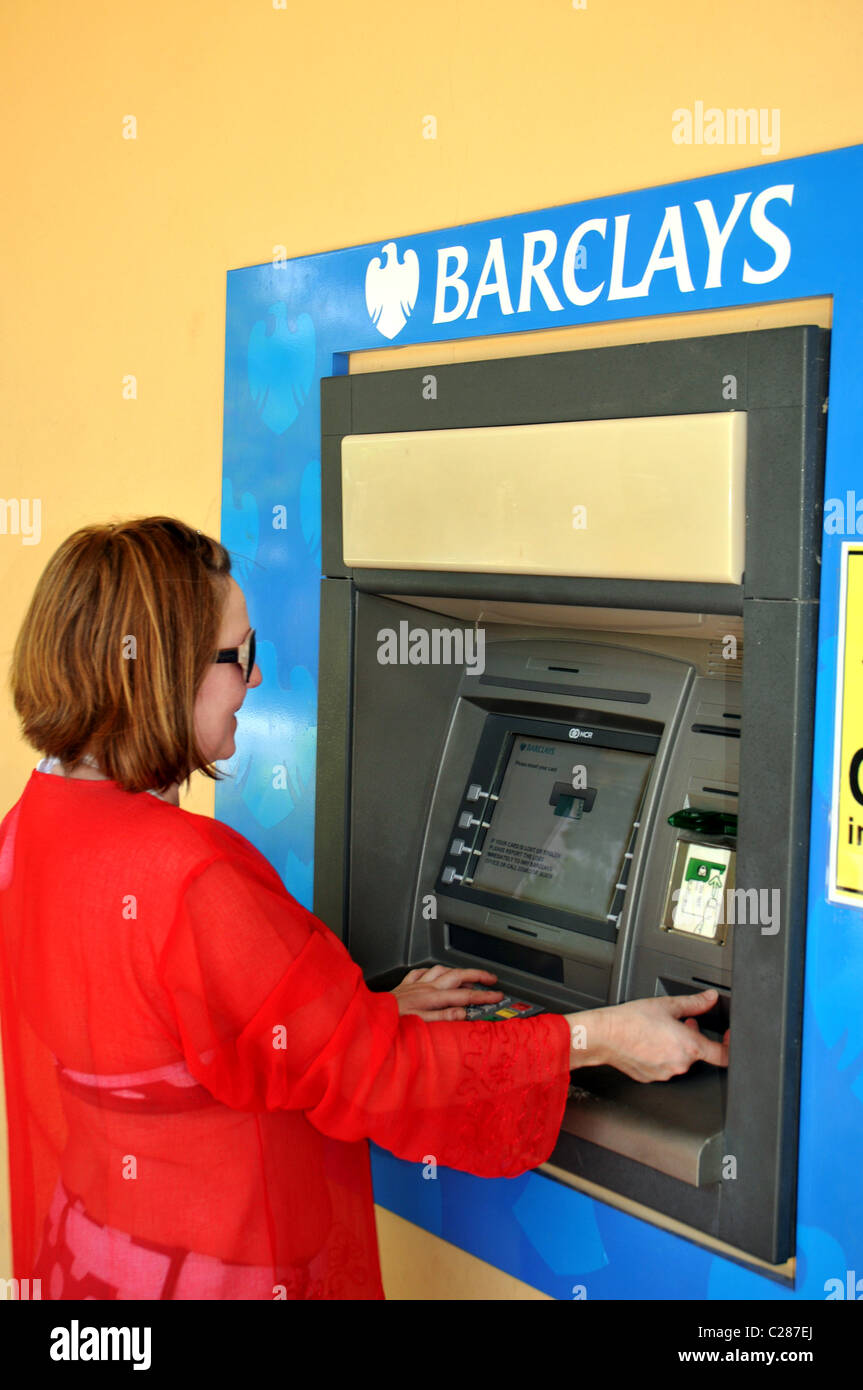 La direction de la Barclays Bank et ATM. Distributeur de l'aide femme. Banque D'Images