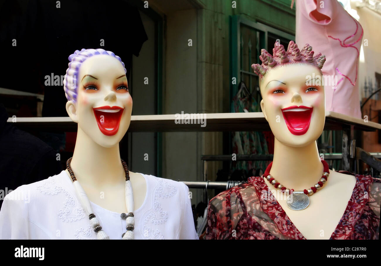2 drôle de rire des mannequins avec une large bouche ouverte à l'extérieur de l'atelier en Aigue morte au Sud de France Banque D'Images