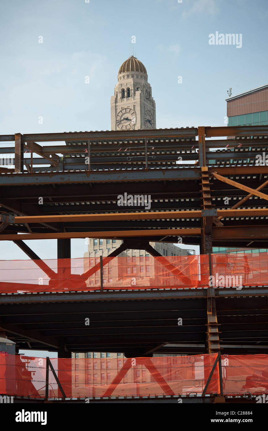 La Banque d'épargne de Williamsburgh bâtiment est vu derrière la construction de la Barclays Center de Brooklyn à New York Banque D'Images