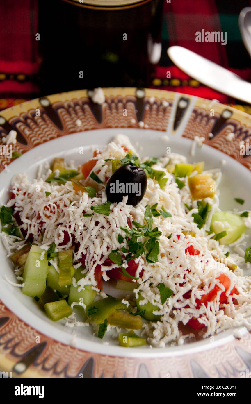 La Bulgarie, Sofia. Déjeuner bulgare typique d'une salade de légumes frais avec fromage feta. Banque D'Images