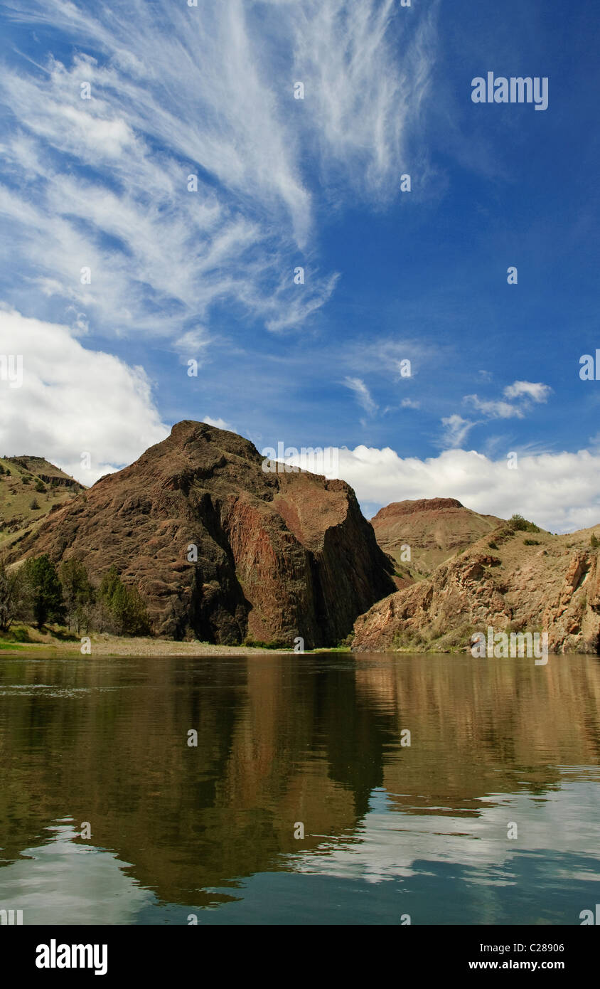 Le Wild & Scenic River John Day à Cathedral Rock dans le nord-est de l'Oregon, une partie du projet de Cathedral Rock désert. Banque D'Images