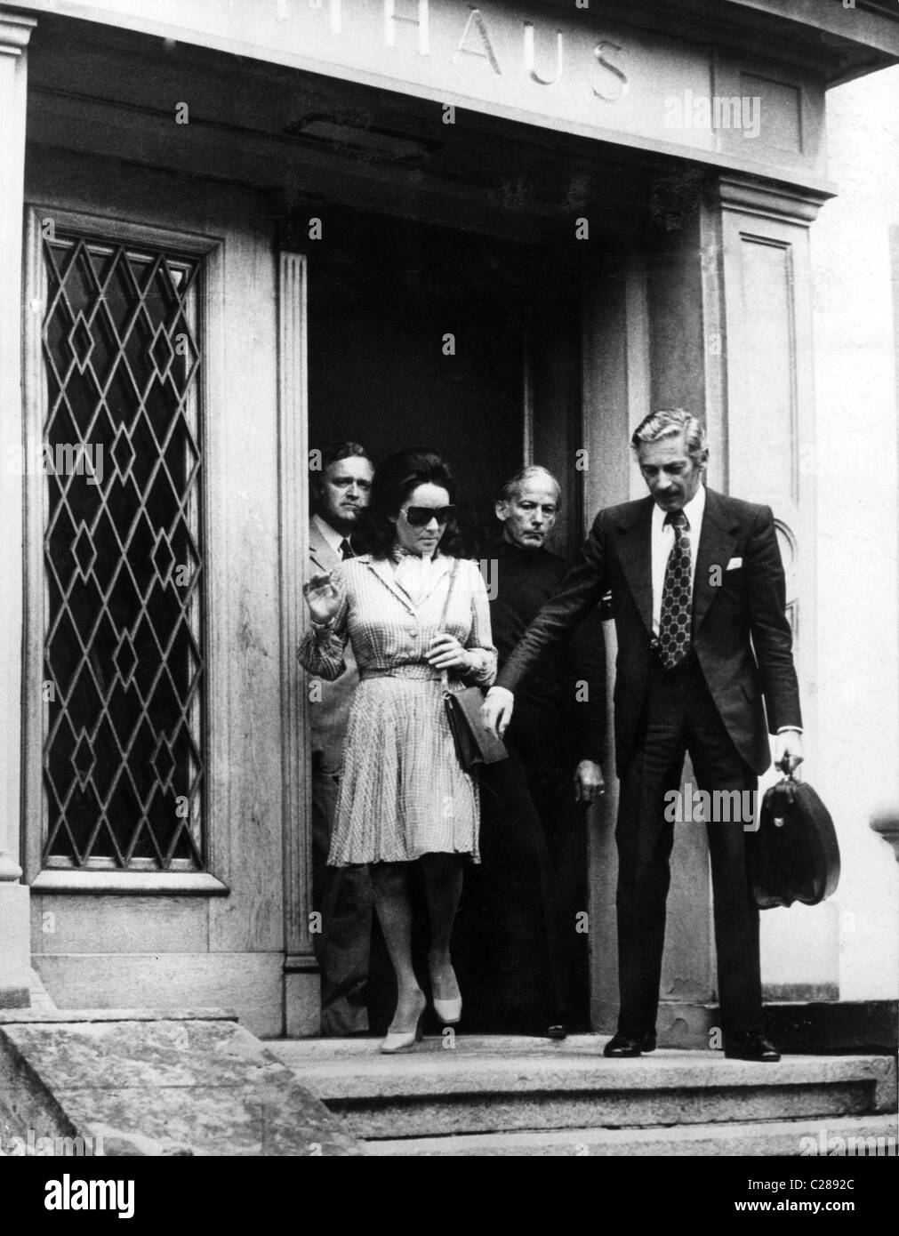 L'actrice Liz Taylor quitte le palais après le divorce Banque D'Images