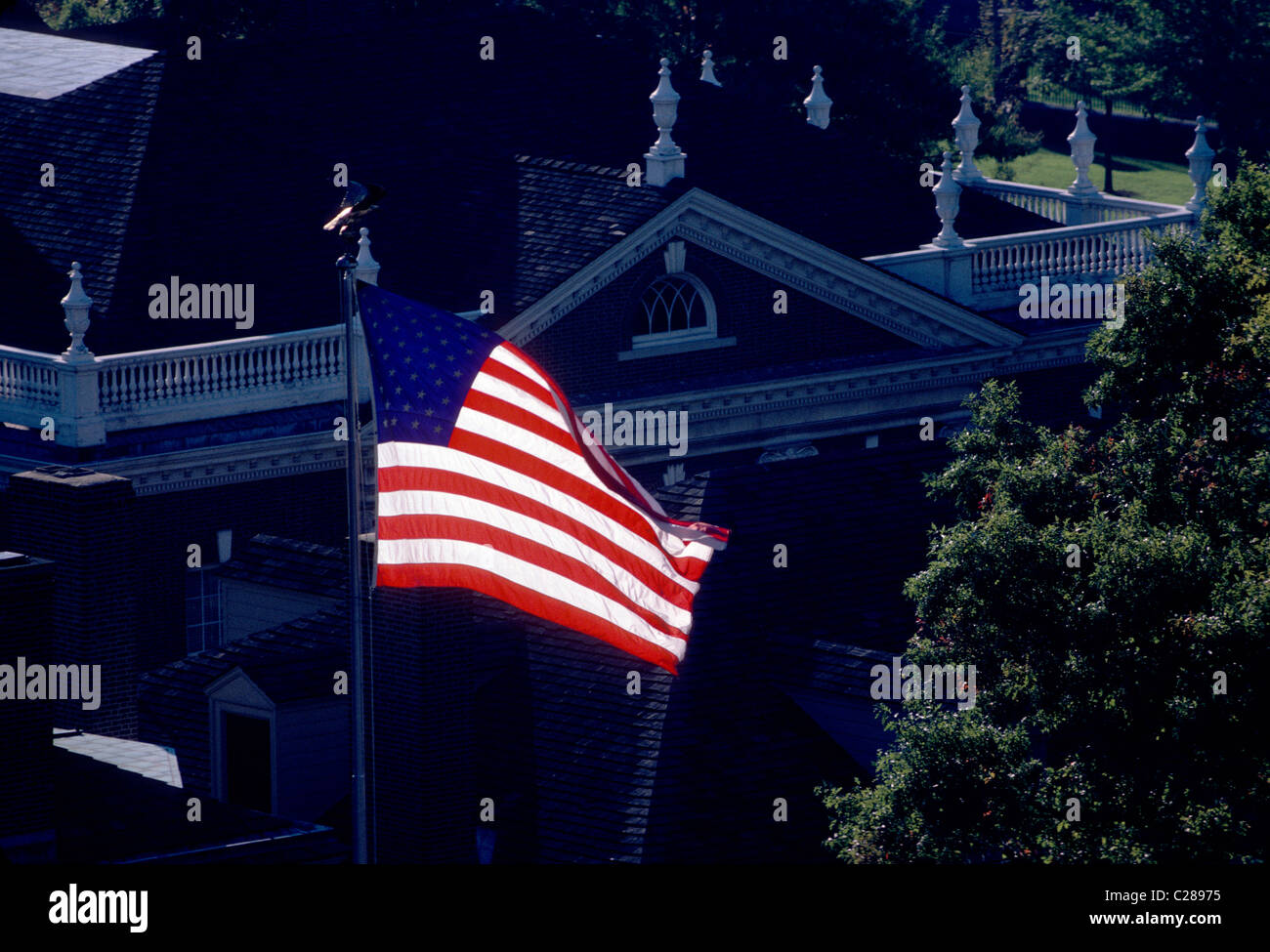 Old Glory, le drapeau des États-Unis d'Amérique, survolant Independence Mall, Philadelphia, Pennsylvania, USA Banque D'Images