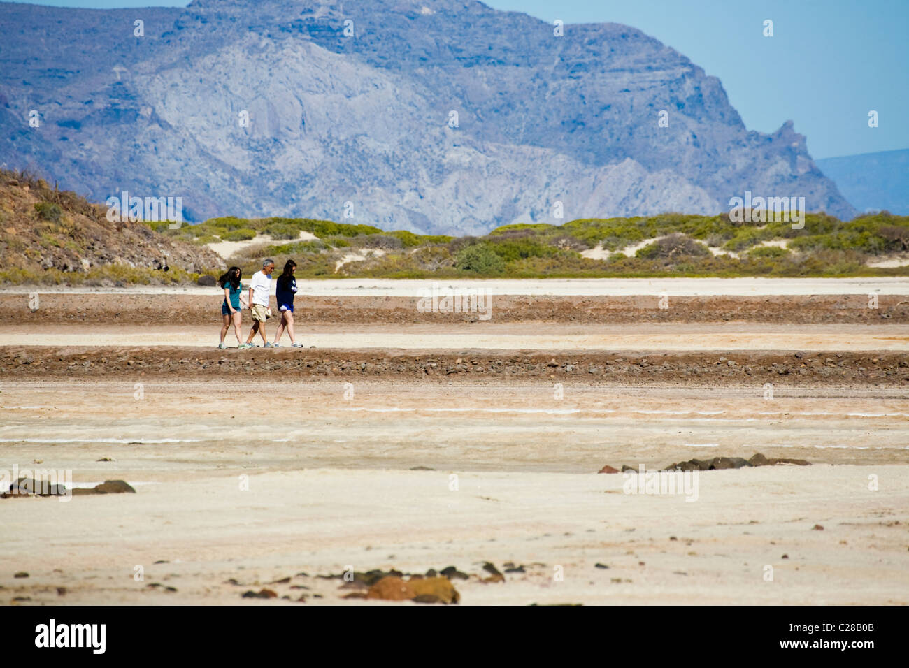 Safari Quest passagers explorer Punta Salinas Salt Flats, Golfe de Californie, La Mer de Cortez, Baja California, Mexique. Banque D'Images