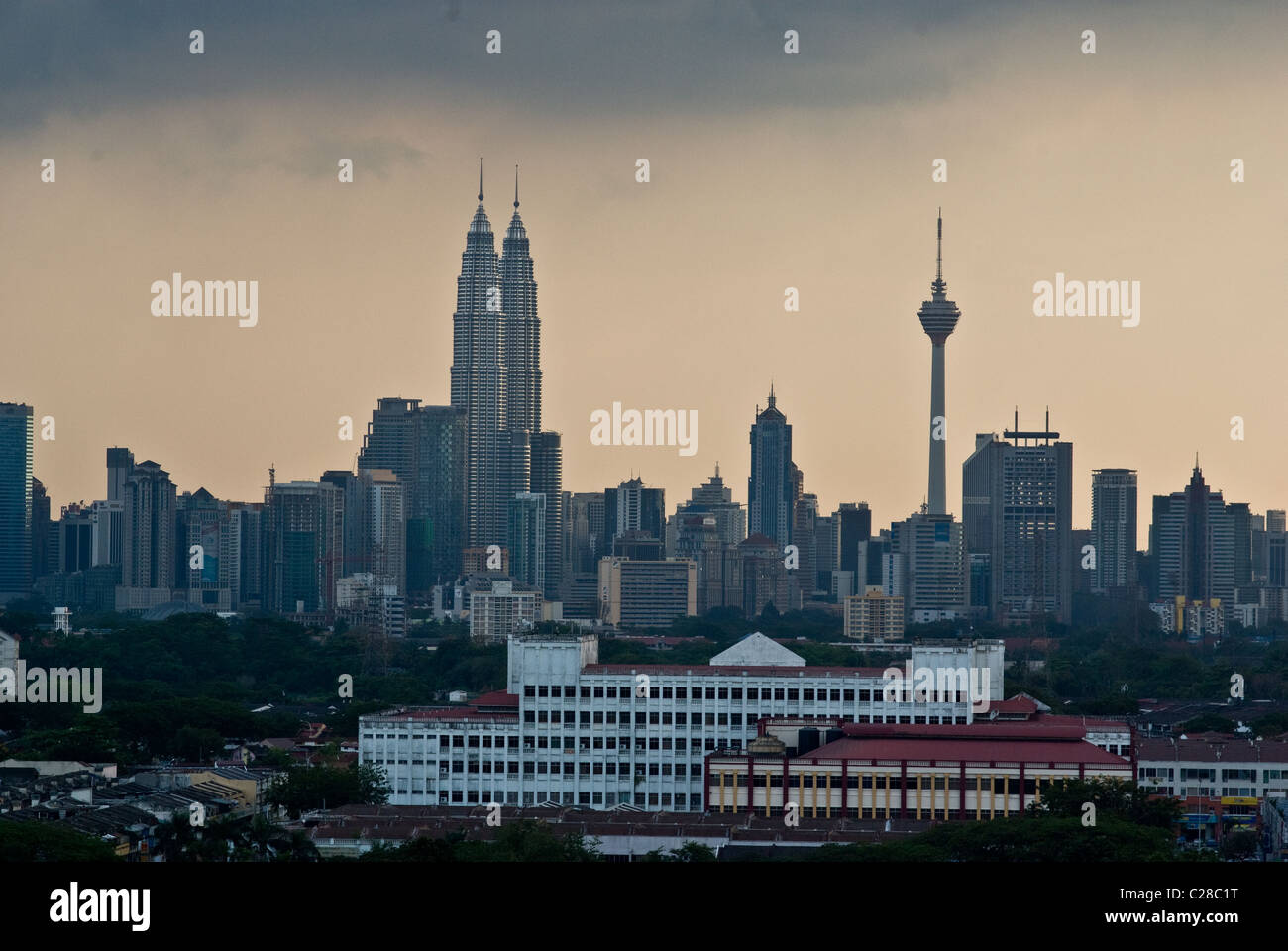 Le centre-ville de Kuala Lumpur avec petronas towers et Menara KL à partir de la colline avant d'orage tropical Banque D'Images