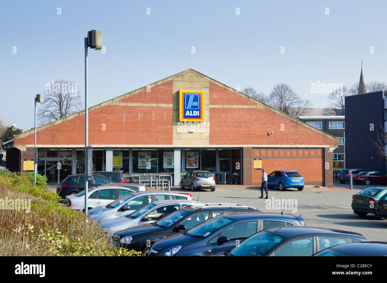 Aldi magasin avant avec des voitures à l'extérieur parking supermarché vendant à un prix avantageux. Bangor, Gwynedd, au nord du Pays de Galles, Royaume-Uni, Angleterre. Banque D'Images