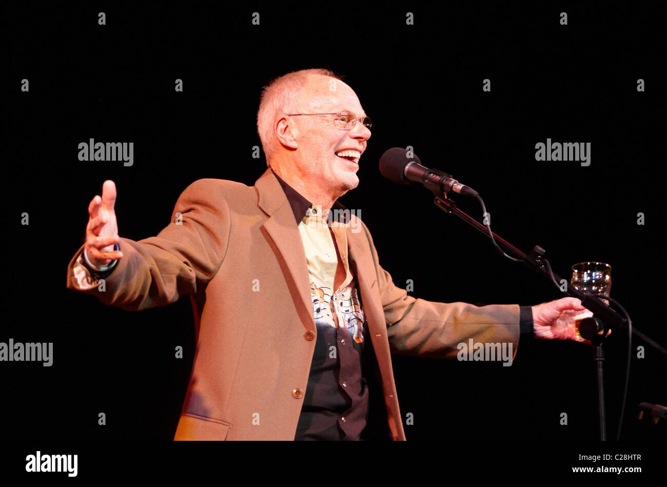 (Chuchotement) Bob Harris de Old Grey Whistle Test fame et Radio actuelle 2 DJ Théâtre Tivoli Wimbourne, Angleterre - 03.12.09 Banque D'Images