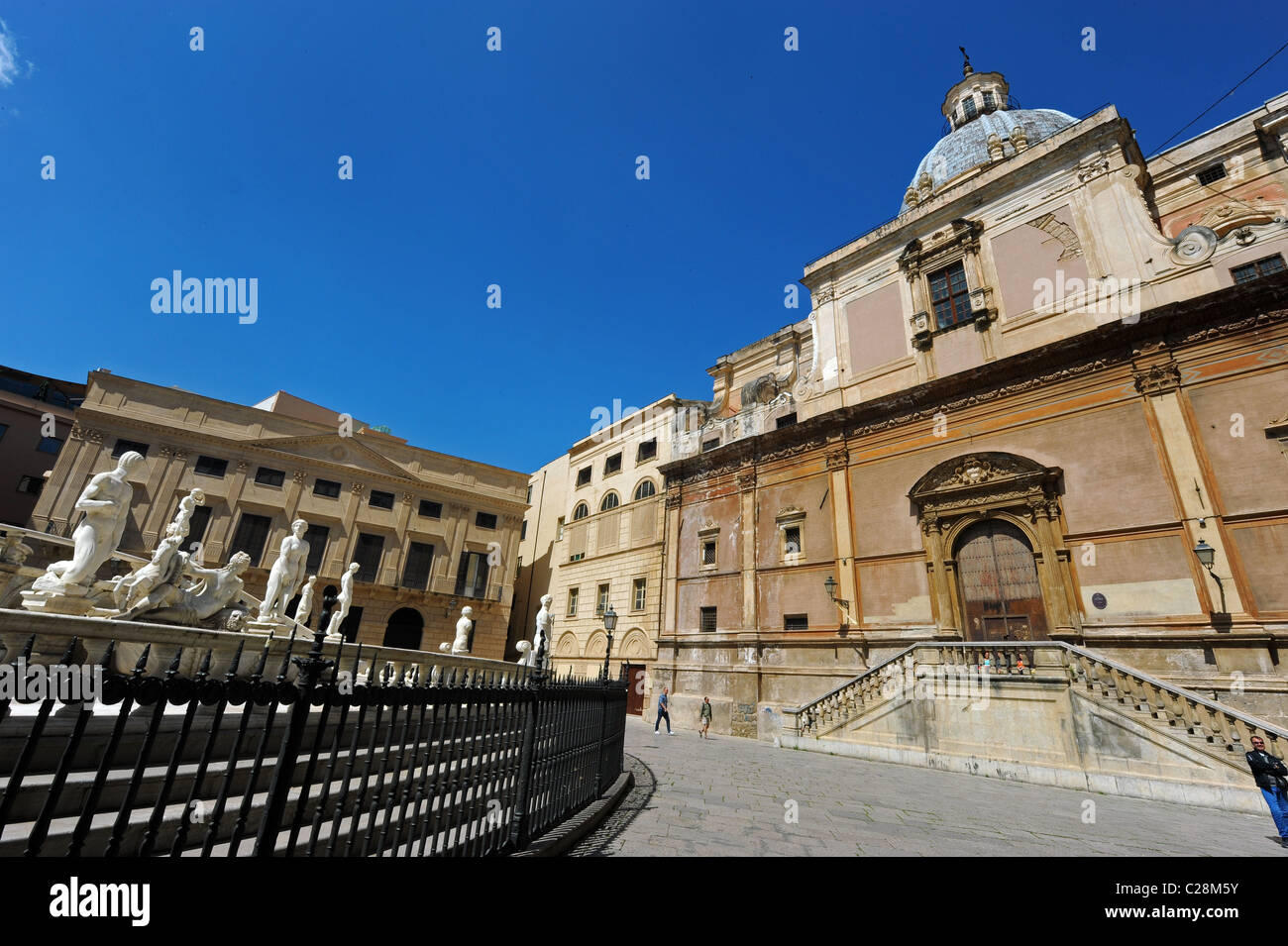 L'Italie, la Sicile, Palerme, fontaine à la sculpture du corps et buste Banque D'Images