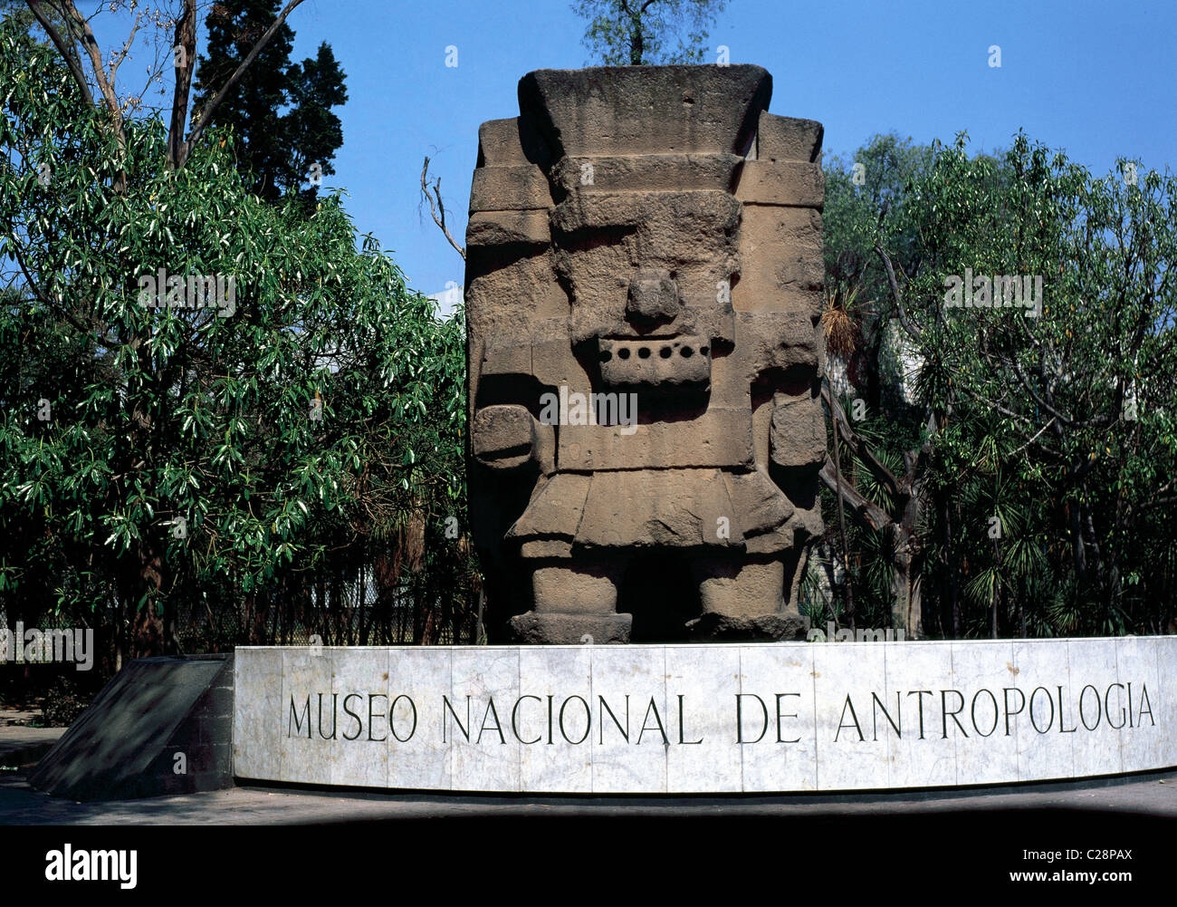 L'art précolombien aztèques. Tlaloc. Déité nahua. Monolithe à l'entrée du Musée National d'anthropologie. La ville de Mexico. Banque D'Images