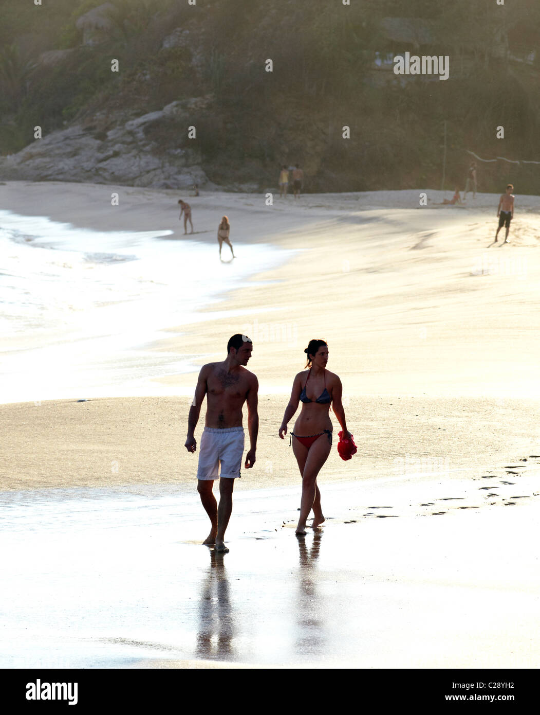 Les gens qui marchent sur la plage Mazunte l'état d'Oaxaca au Mexique Banque D'Images