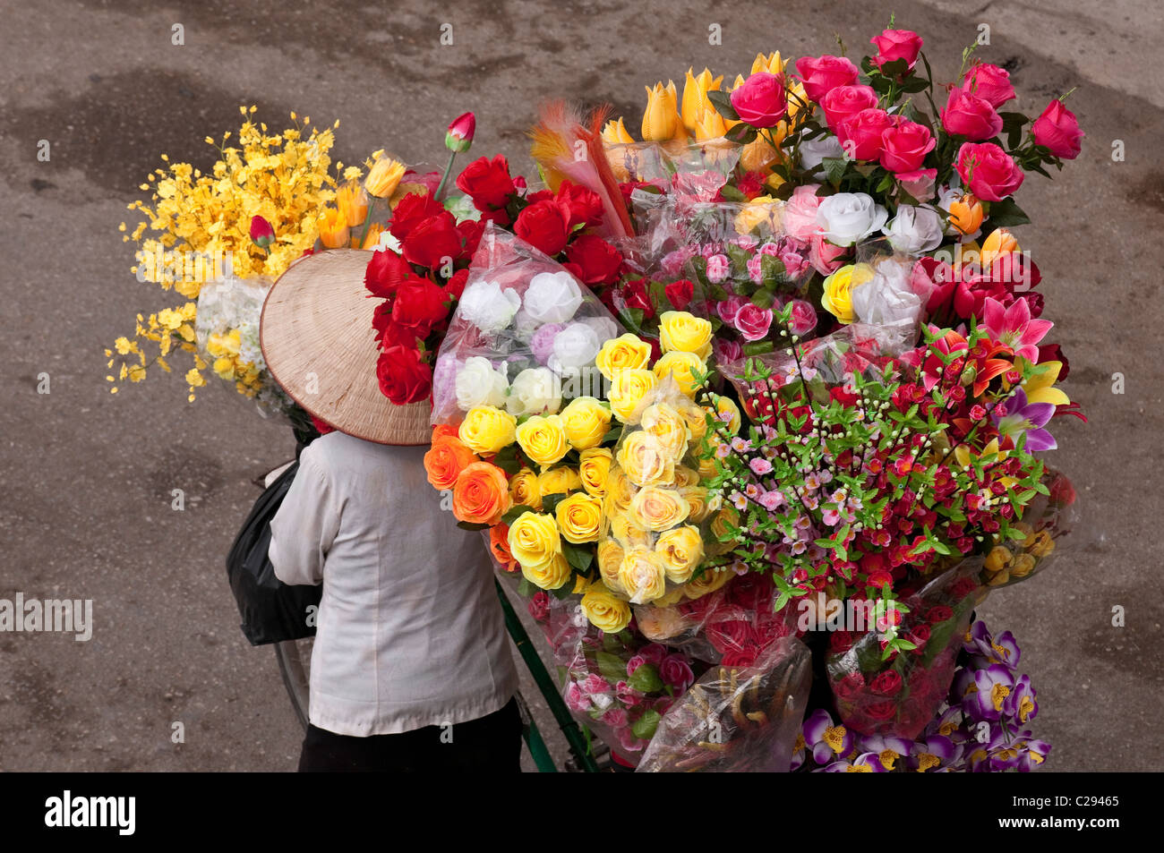 Hawker fleurs, vieux quartier de Hanoi, Viet Nam Banque D'Images