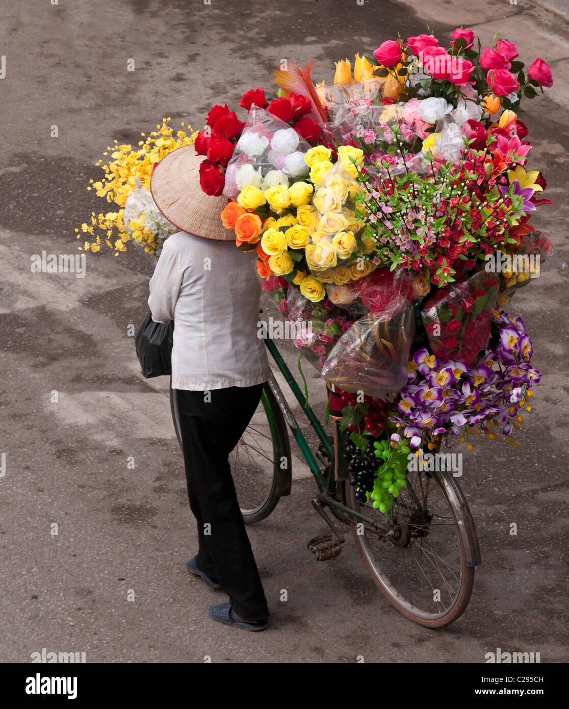 Hawker fleurs, vieux quartier de Hanoi, Viet Nam Banque D'Images