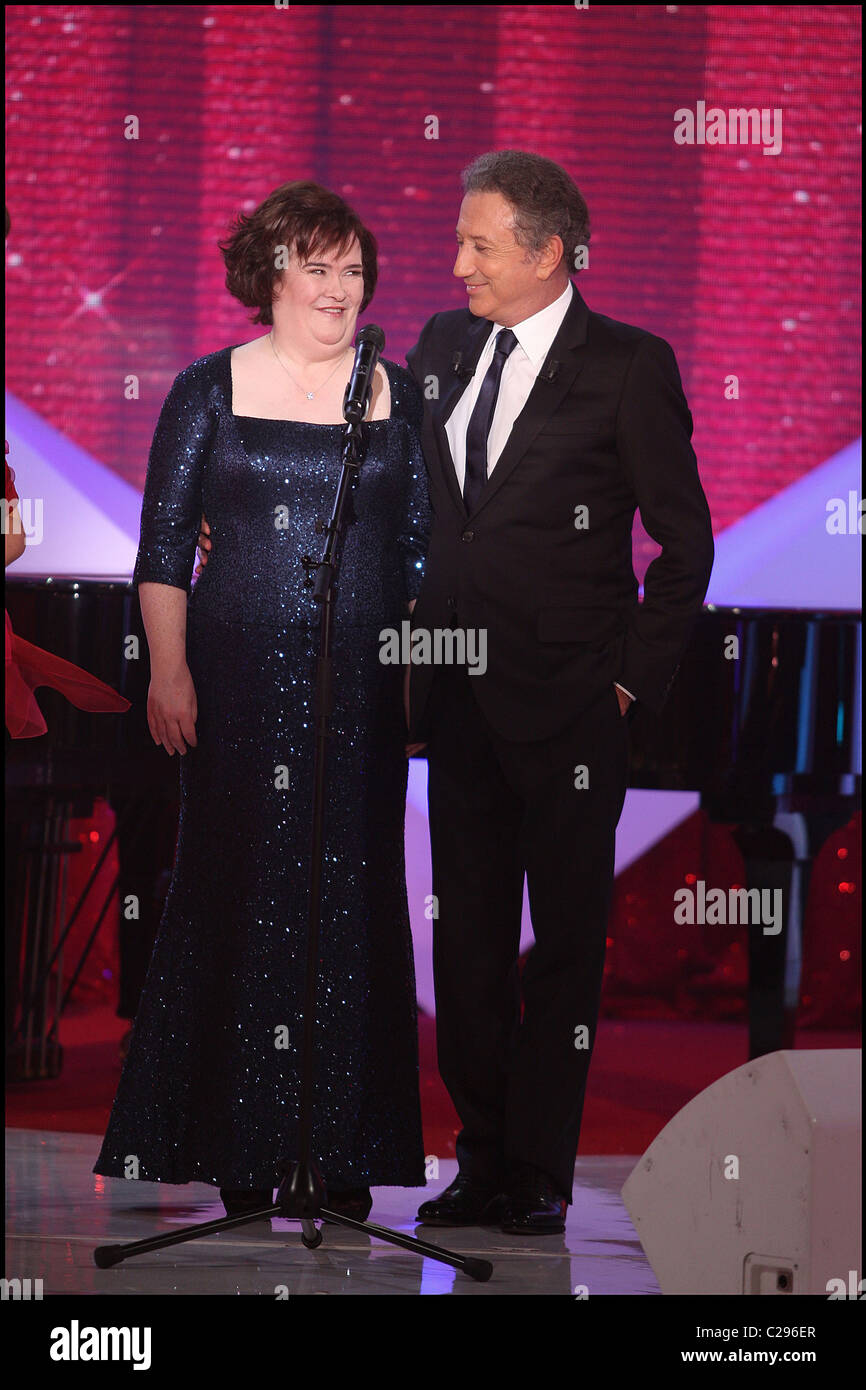 Susan Boyle avec Michel Drucker présentateur lors d'une apparition à  l'émission de télévision française 'Roumanoff C'est rigolo' Paris Photo  Stock - Alamy