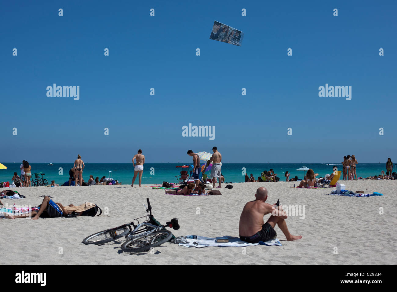 Avion avec message publicitaire survolant la Beach, South Beach, Miami, Floride, USA Banque D'Images