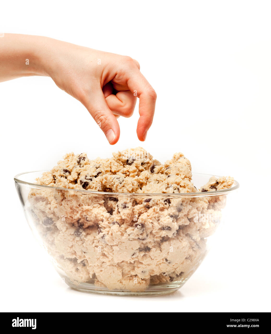 Une part d'atteindre pour un bol de pâte à biscuits Banque D'Images