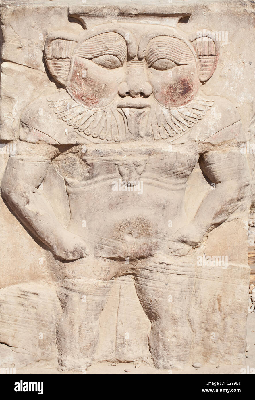 Bes dieu égyptien de l'accouchement statue au Temple de Dendérah l'Égypte Banque D'Images