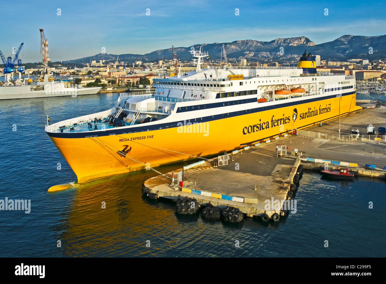 La corse et la Sardaigne Ferries en voiture et ferry Mega Express 5 port de Toulon France Banque D'Images