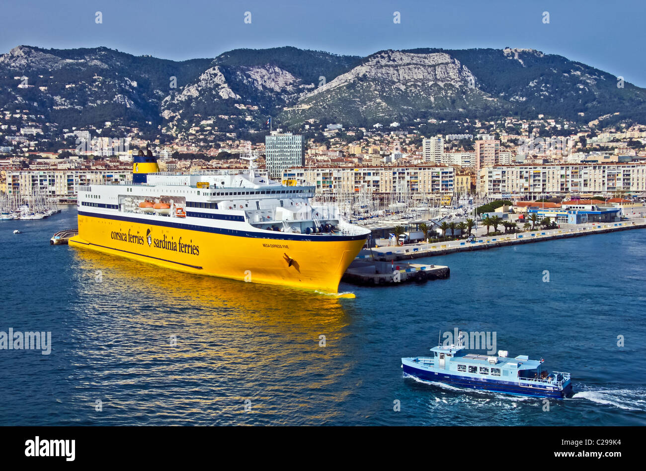 La corse et la Sardaigne Ferries en voiture et ferry Mega Express 5 port de Toulon France Banque D'Images